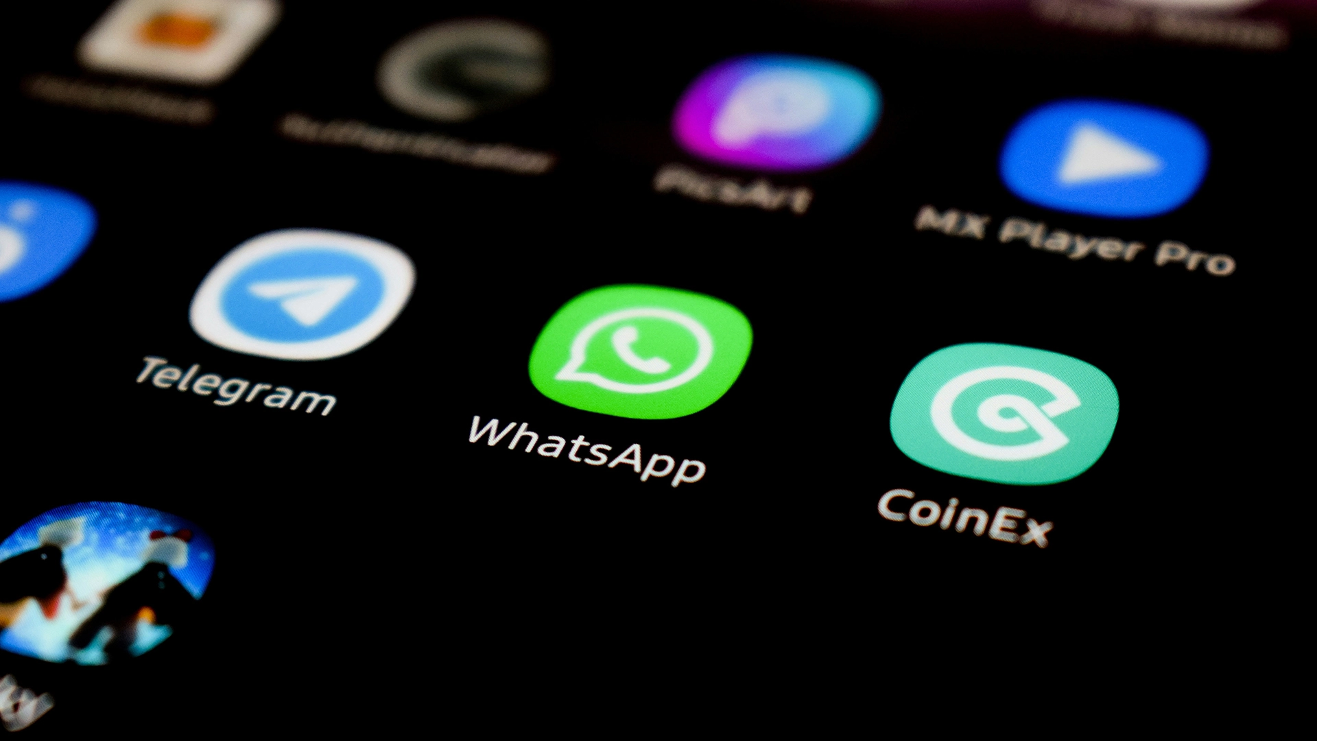 WhatsApp, Durumda Reklamları Başlatıyor, Ücretli Kanal Özellikleri Ekliyor